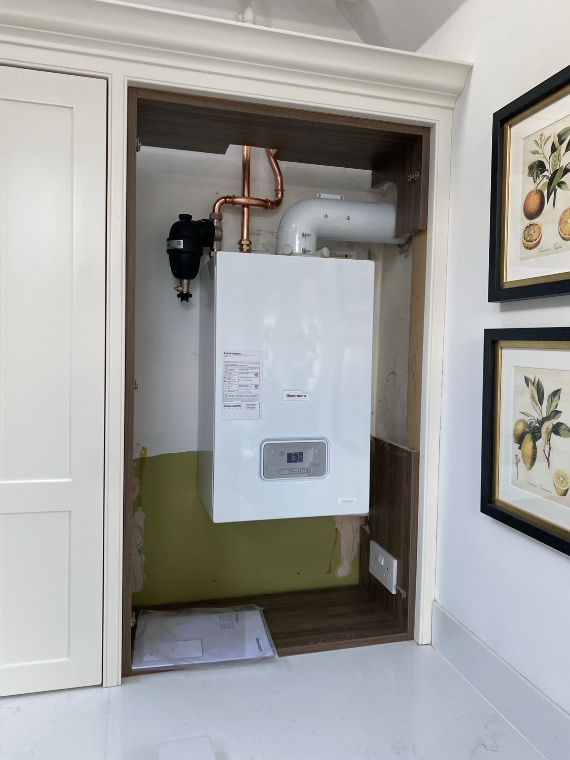 Glow-worm boiler installation