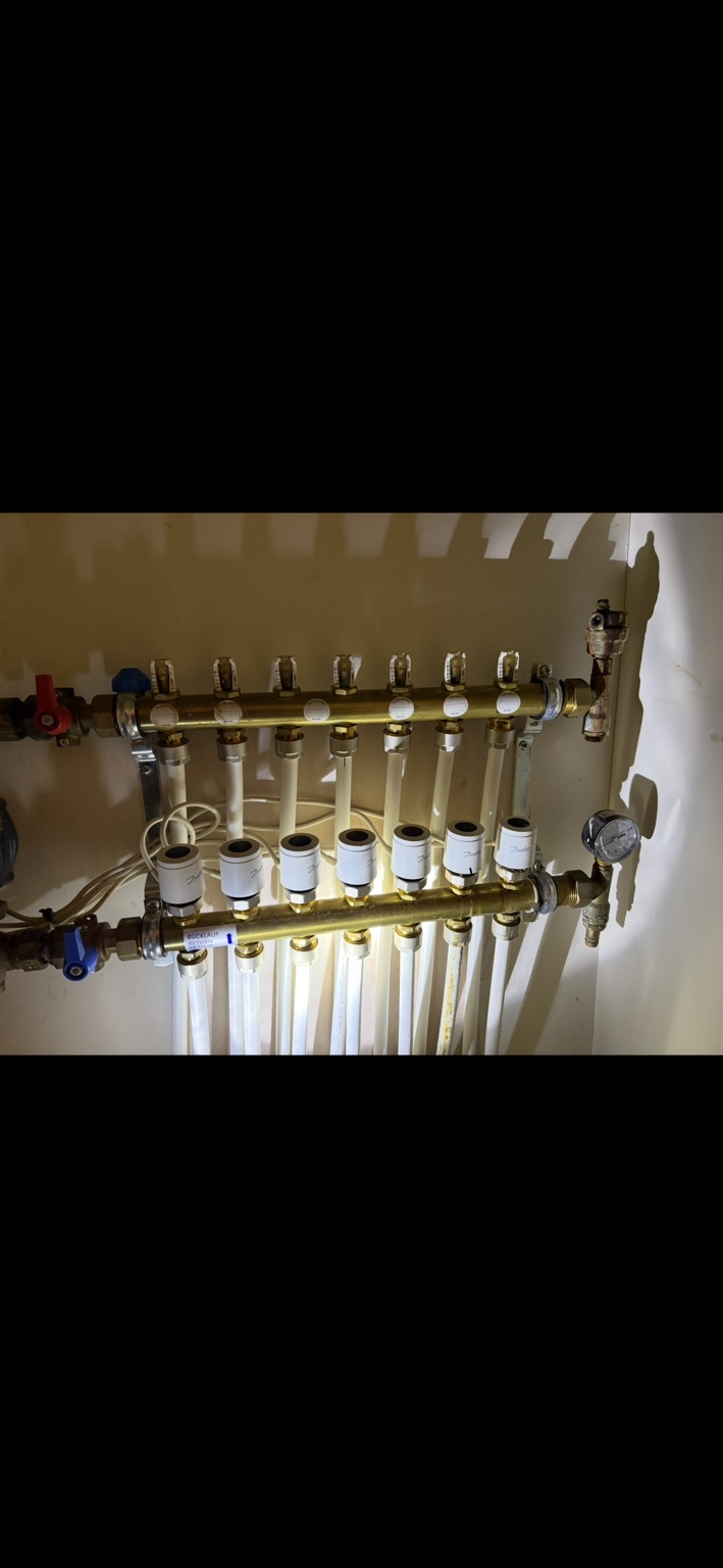 Underfloor heating manifold and actuators